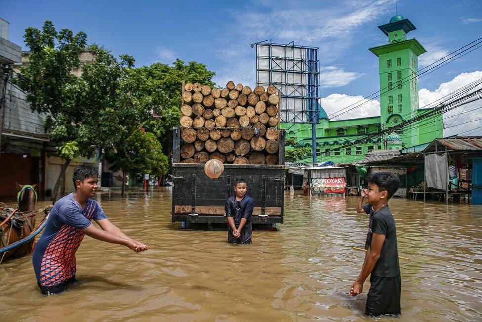 دیدنی های امروز؛ از مراسم قرعه کشی جام جهانی 2026 تا سگ رباتیک ایلان ماسک سیل در اندونزی