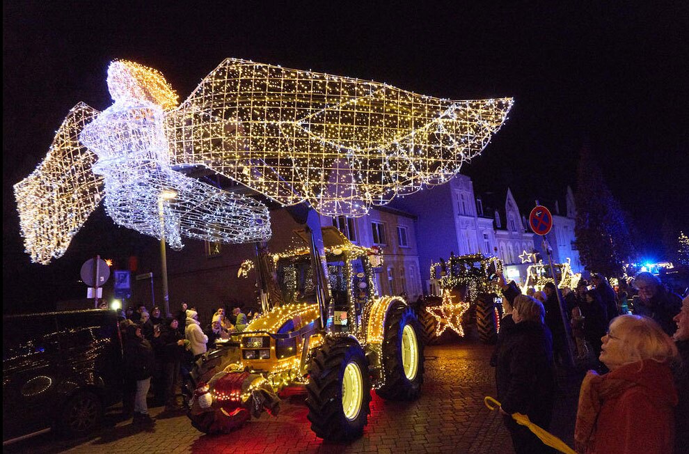 دیدنی های امروز؛ از آخرین اَبَرماه سال 2025 تا اخراج مهاجران از آمریکا رژه تراکتورهای کشاورزان شمال آلمان در کارزار جمع آوری کمک های خیریه