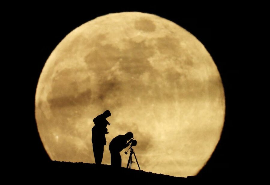 دیدنی های امروز؛ از آخرین اَبَرماه سال 2025 تا اخراج مهاجران از آمریکا رصد تلسکوپی آخرین اَبَر ماه سال 2025 در اسپانیا