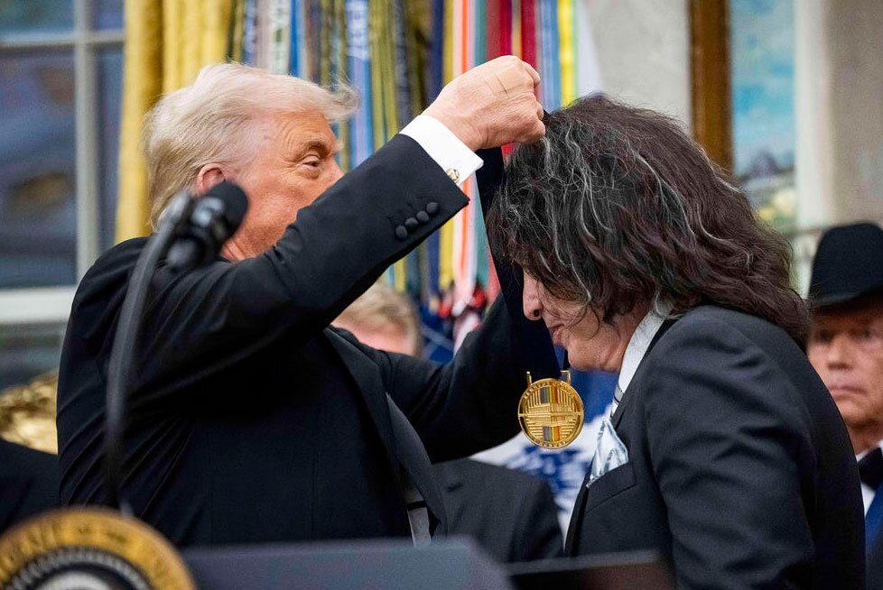 دیدنی های امروز؛ از آخرین اَبَرماه سال 2025 تا اخراج مهاجران از آمریکا اعطای مدال افتخار سال 2025 از سوی ترامپ