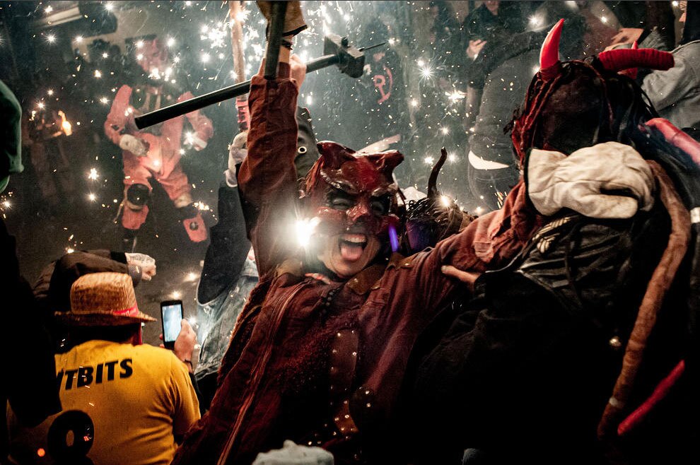 دیدنی های امروز؛ از آخرین اَبَرماه سال 2025 تا اخراج مهاجران از آمریکا جشنواره ای محلی در شهر بارسلونا اسپانیا