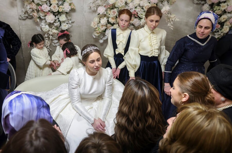 دیدنی های امروز؛ از آخرین اَبَرماه سال 2025 تا اخراج مهاجران از آمریکا عروسی نتیجه خاخام اعظم نیویورک