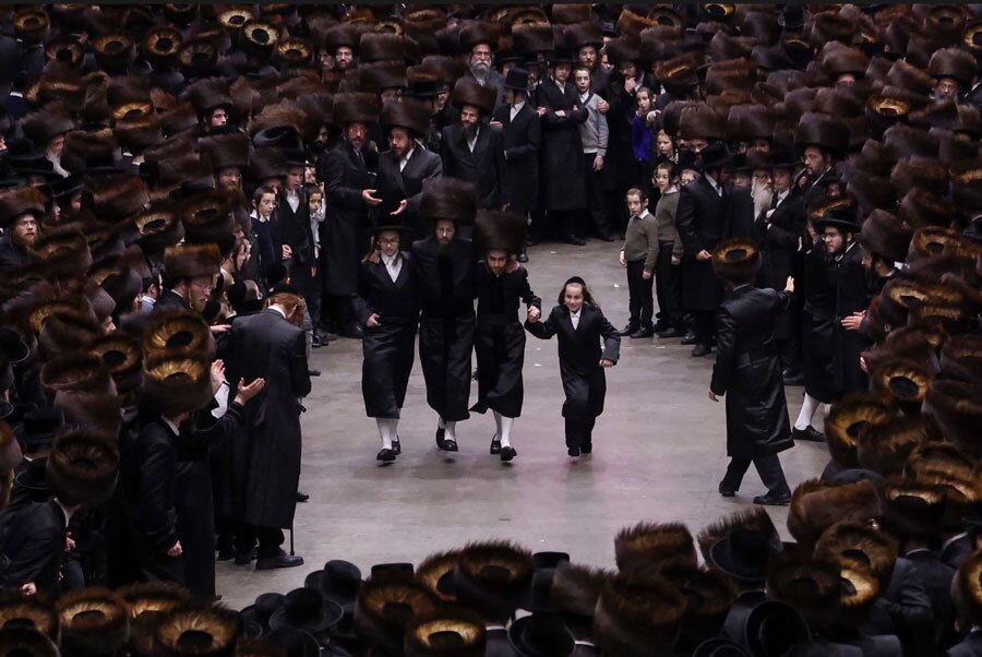 دیدنی های امروز؛ از آخرین اَبَرماه سال 2025 تا اخراج مهاجران از آمریکا عروسی نتیجه خاخام اعظم نیویورک