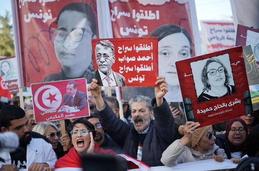 دیدنی های امروز؛ از آخرین اَبَرماه سال 2025 تا اخراج مهاجران از آمریکا تظاهرات مخالفان و منتقدان علیه رئیس جمهوری تونس