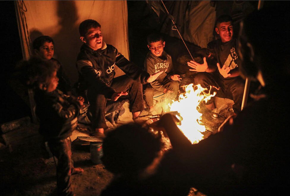 دیدنی های امروز؛ از آخرین اَبَرماه سال 2025 تا اخراج مهاجران از آمریکا روشن کردن آتش در شب های سرد پاییزی غزه