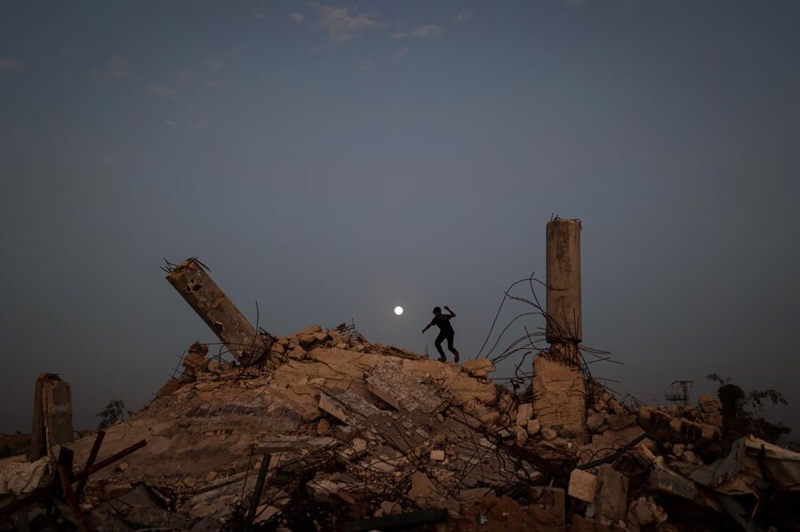 دیدنی های امروز؛ از آخرین اَبَرماه سال 2025 تا اخراج مهاجران از آمریکا روشن کردن آتش در شب های سرد پاییزی غزه