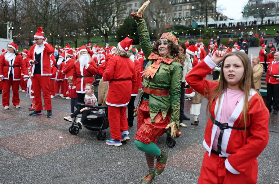مسابقه دو تفریحی بابانوئل در شهر ادینبورگ 