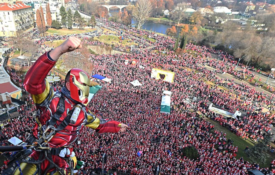 فردی با لباس مرد آهنی در حال پایین آمدن از ارتفاع