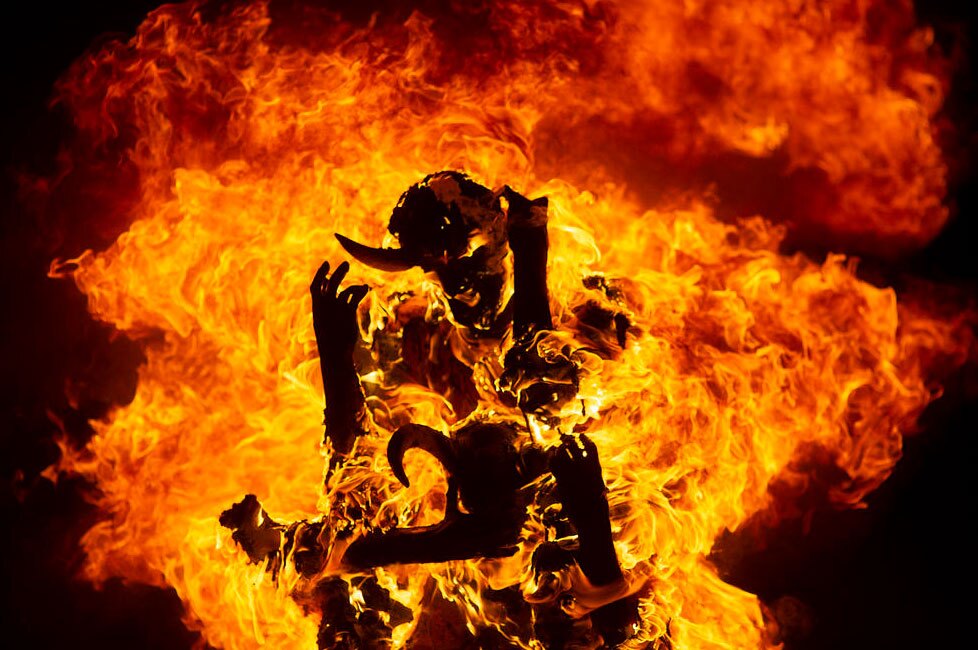 مراسم آیینی سوزاندن شیطان 