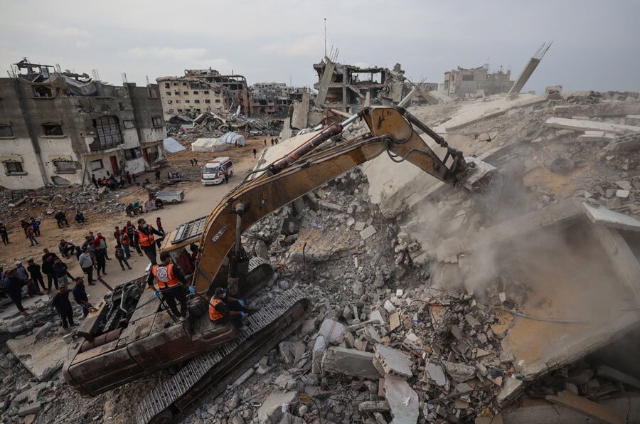 عملیات جستجوی پیکرهای زیر آوار مانده در غزه