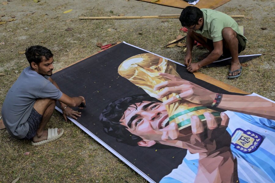 دیدنی های امروز؛ از جشنواره هاربین چین تا فرار کامبوجی ها از منطقه درگیری با تایلند آمادهسازی پوستر اسطوره فوتبال آرژانتی