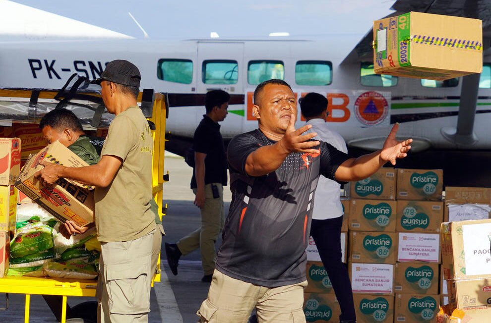 دیدنی های امروز؛ از جشنواره هاربین چین تا فرار کامبوجی ها از منطقه درگیری با تایلند امدادرسانی و جمع آوری کمک برای سیلزدگان اندونزی