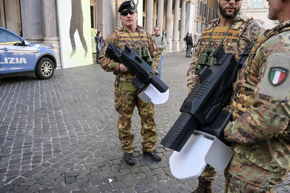 دیدنی های امروز؛ از جشنواره هاربین چین تا فرار کامبوجی ها از منطقه درگیری با تایلند سربازان ایتالیایی با تفنگهای ضد پهپاد