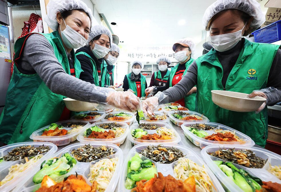 دیدنی های امروز؛ از جشنواره هاربین چین تا فرار کامبوجی ها از منطقه درگیری با تایلند بسته بندی غذا برای توزیع بین خانواده های محروم