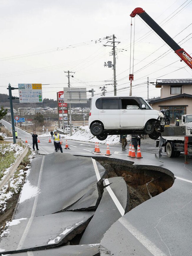 دیدنی های امروز؛ از جشنواره هاربین چین تا فرار کامبوجی ها از منطقه درگیری با تایلند فرونشست زمین در جاده ای در ژاپن