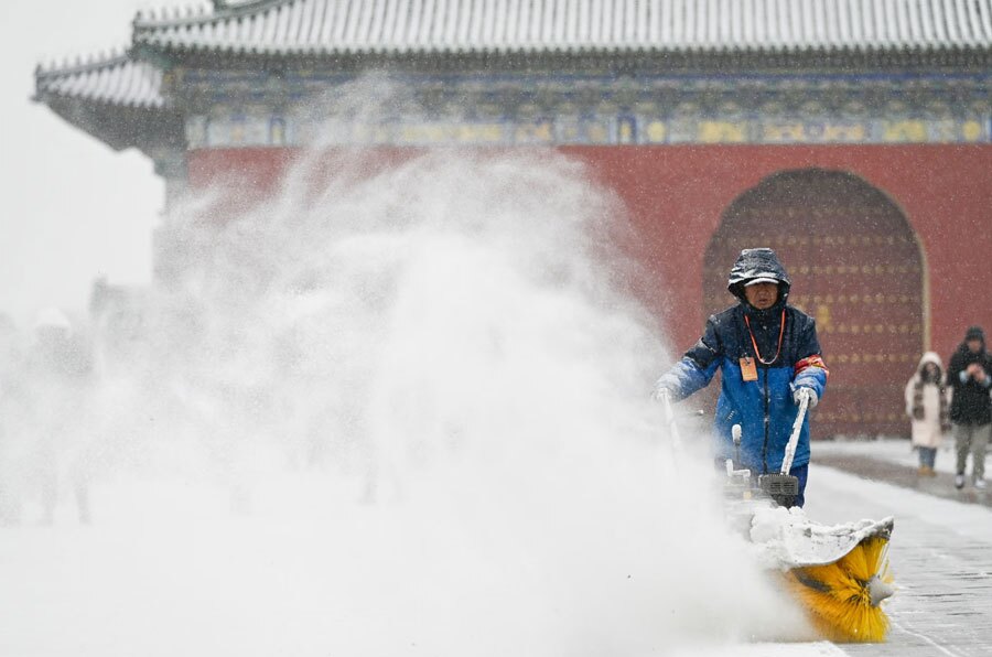 دیدنی های امروز؛ از انتشار عکس های جدید " جفری اپستین" تا ابراز تسلیت رهبر کره شمالی کارگری در حال برفروبی " معبد بهشت" در پکن