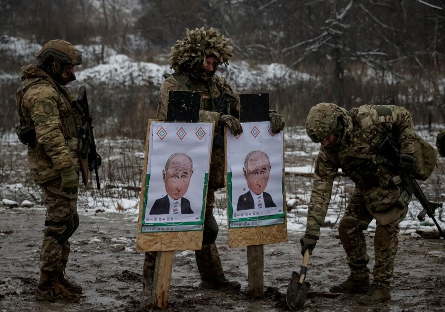 دیدنی های امروز؛ از انتشار عکس های جدید " جفری اپستین" تا ابراز تسلیت رهبر کره شمالی سیبل های هدف تیراندازی در اردوگاه آموزشی نیروهای اوکراینی