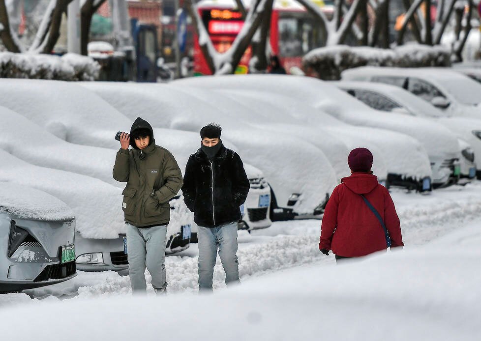 دیدنی های امروز؛ از انتشار عکس های جدید " جفری اپستین" تا ابراز تسلیت رهبر کره شمالی بارش برف پاییزی در "اورومچی" چین