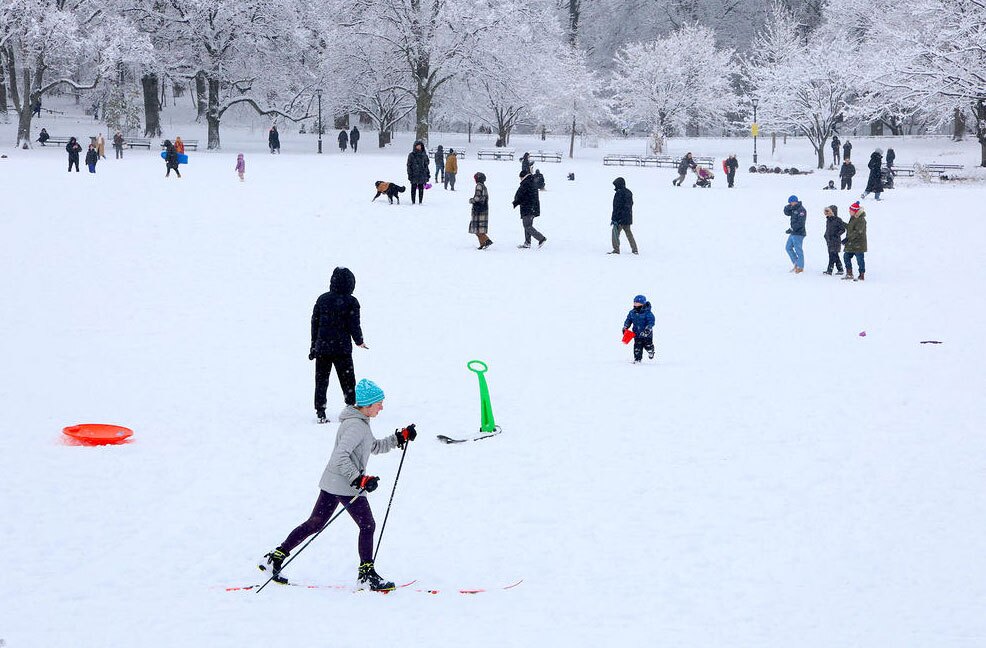 دیدنی های امروز؛ از آشوب حضور مسی در هند تا سلفی نخست وزیر ایتالیا بارش نخستین برف پاییزی در شهر نیویورک آمریکا