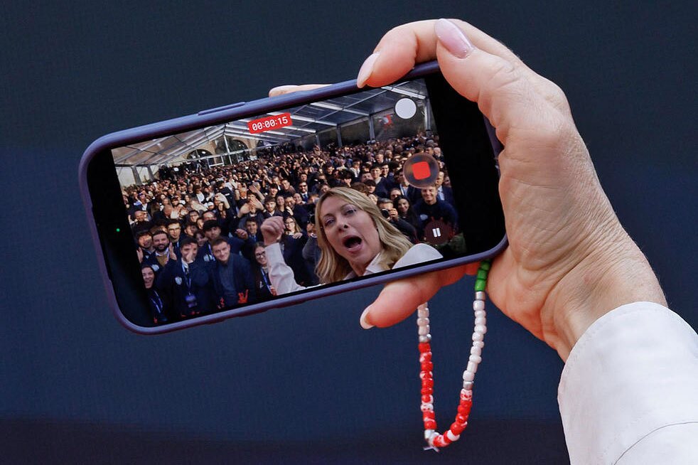 دیدنی های امروز؛ از آشوب حضور مسی در هند تا سلفی نخست وزیر ایتالیا سلفی "جورجیا ملونی"، نخست وزیر ایتالیا