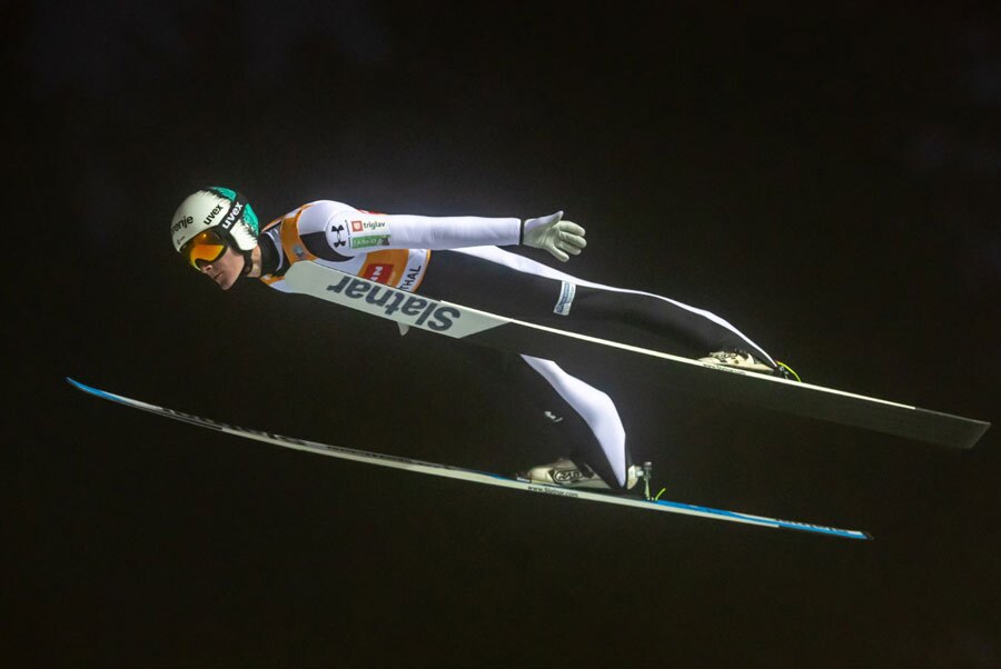 دیدنی های امروز؛ از آشوب حضور مسی در هند تا سلفی نخست وزیر ایتالیا مسابقات جام جهانی اسکی پرش در آلمان