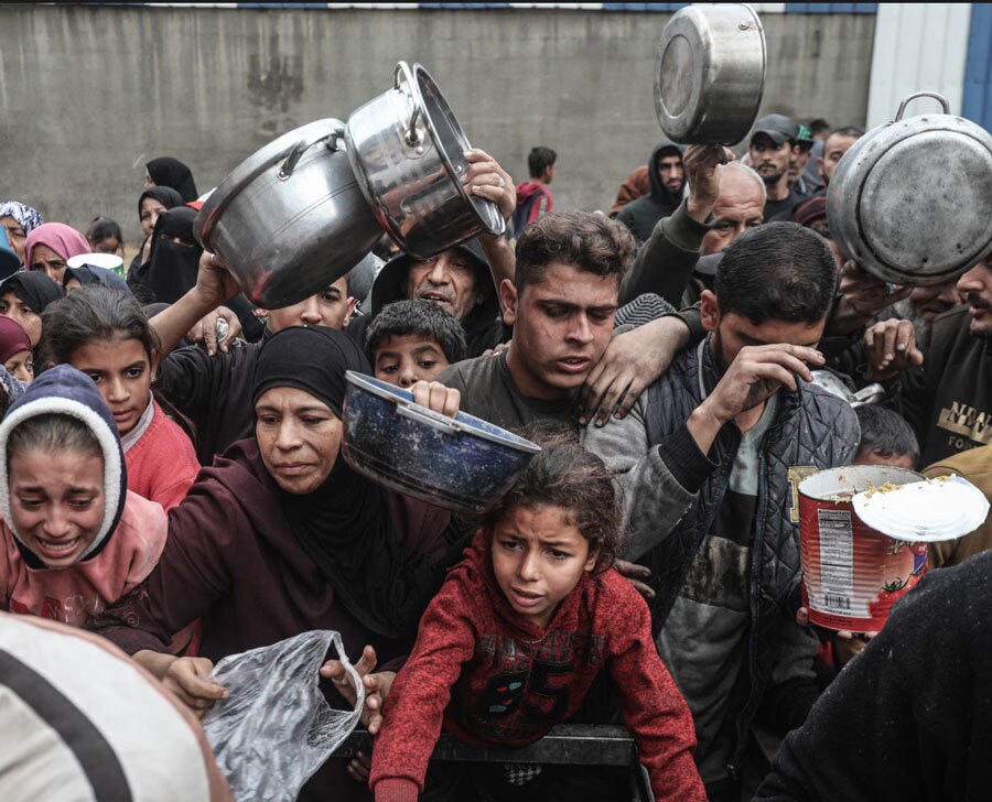 دیدنی های امروز؛ از آشوب حضور مسی در هند تا سلفی نخست وزیر ایتالیا یک مرکز توزیع غذا در غزه