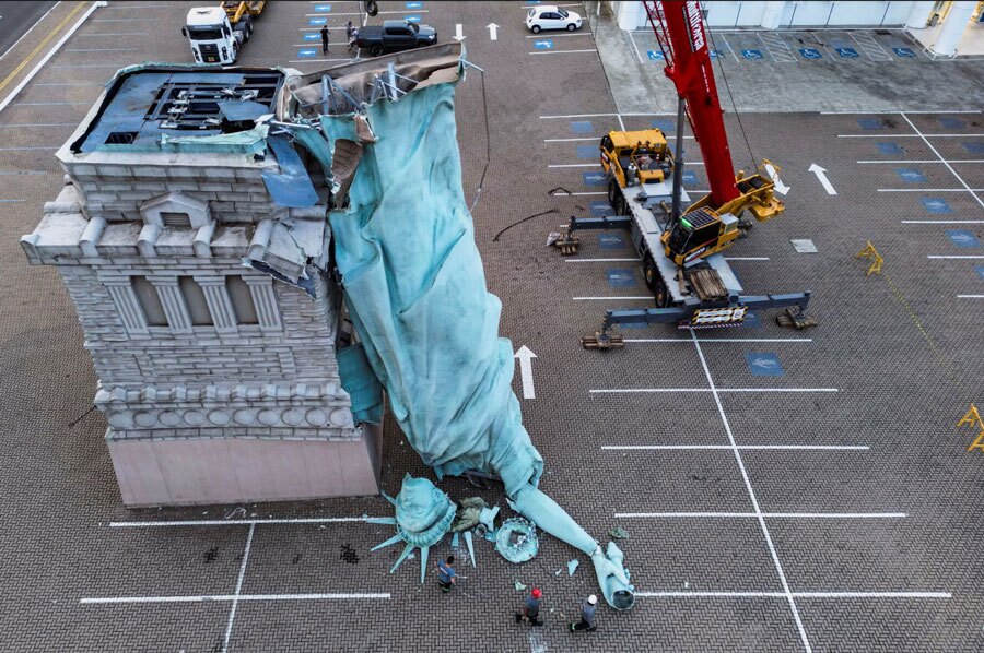 سرنگونی ماکت مجسمه آزادی در شهر "گوایبا" برزیل 