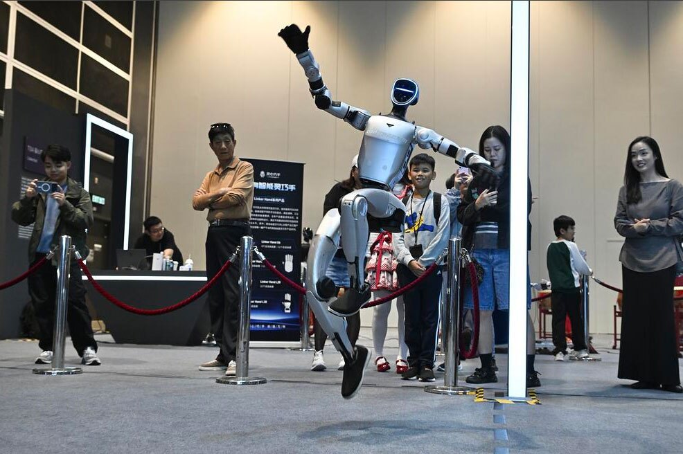 رقص یک ربات در جشنواره هنر هوش مصنوعی 