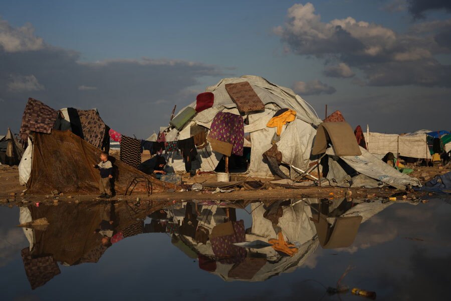 خشک کردن وسایل خیس شده در باران و سیلاب در غزه