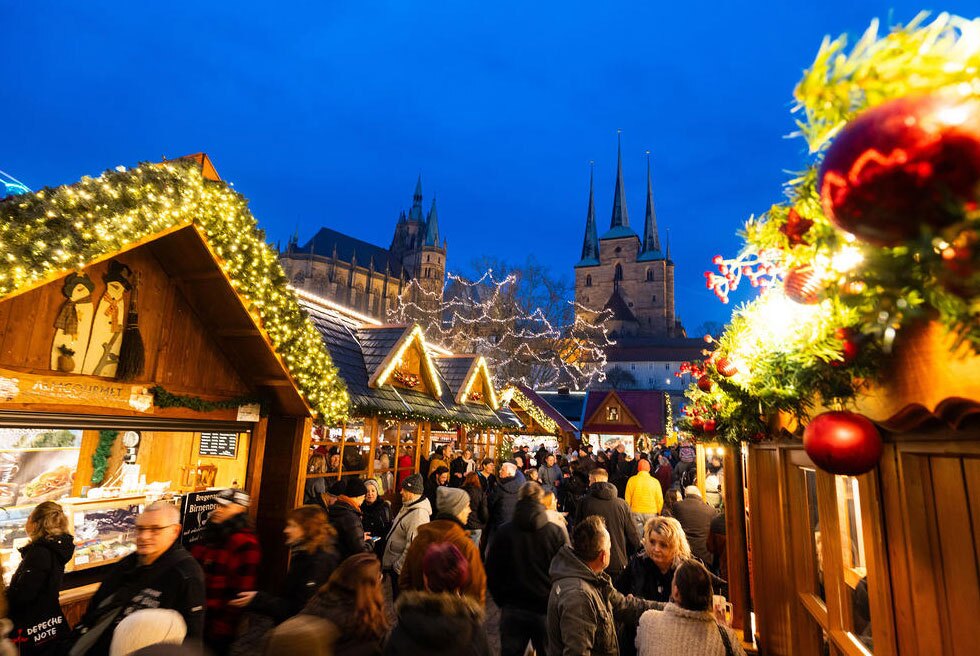 خرید مردم از غرفه های بازار کریسمس