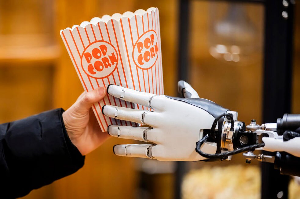 ربات انسان‌نمای شرکت تسلا در مراسم رونمایی از محصولاتش