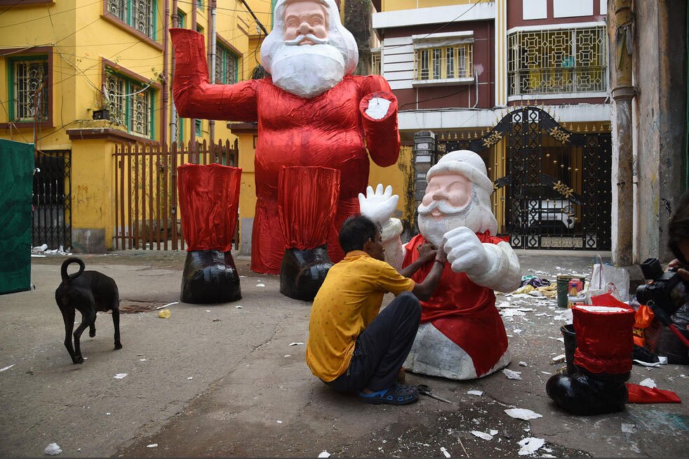 ساخت مجسمه های بابانوئل برای جشن کریسمس