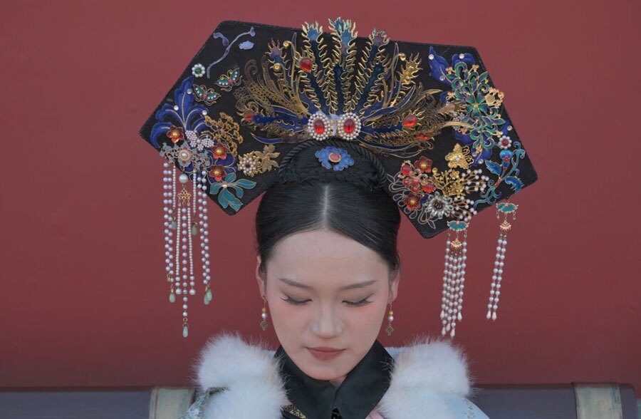 زنی با لباس امپراتوری سلسله "چینگ"