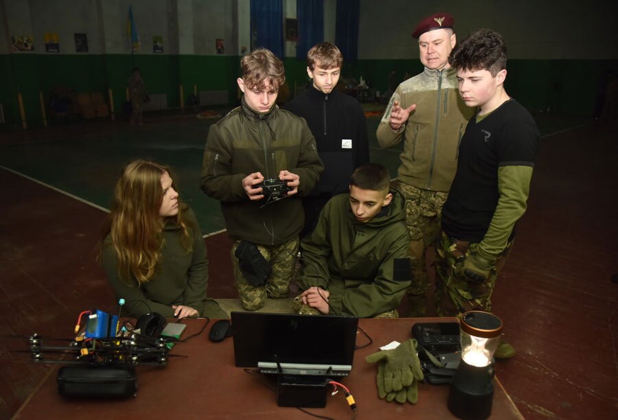 آموزش امور نظامی از جمله ارتباطات