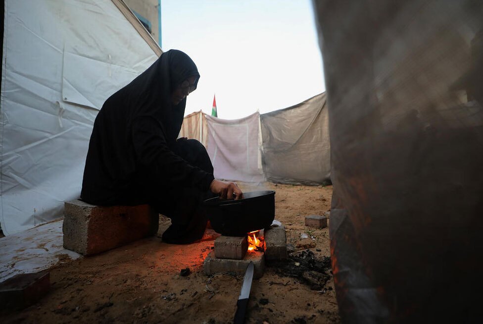 پخت غذا در اردوگاهی در نوار غزه