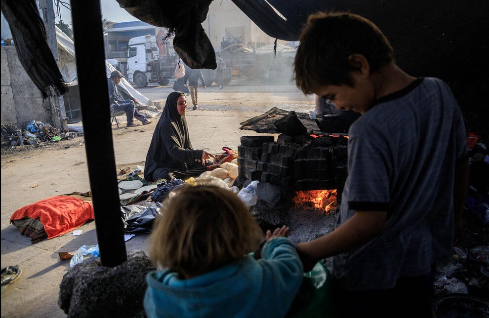 پخت غذا در اردوگاهی در نوار غزه