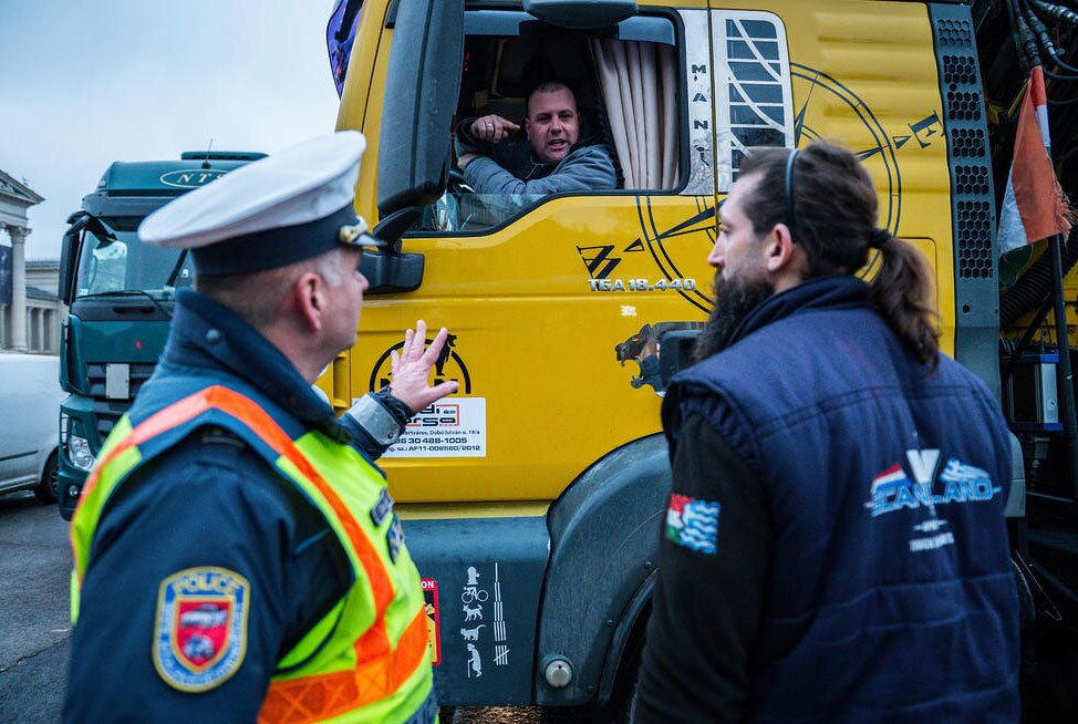 دیدنی های امروز؛ از بازارهای کریسمس تا اعتراضات رانندگان اروپا رانندگان کامیون در مجارستان علیه افزایش عوارض جادهای و هزینههای حملونقل