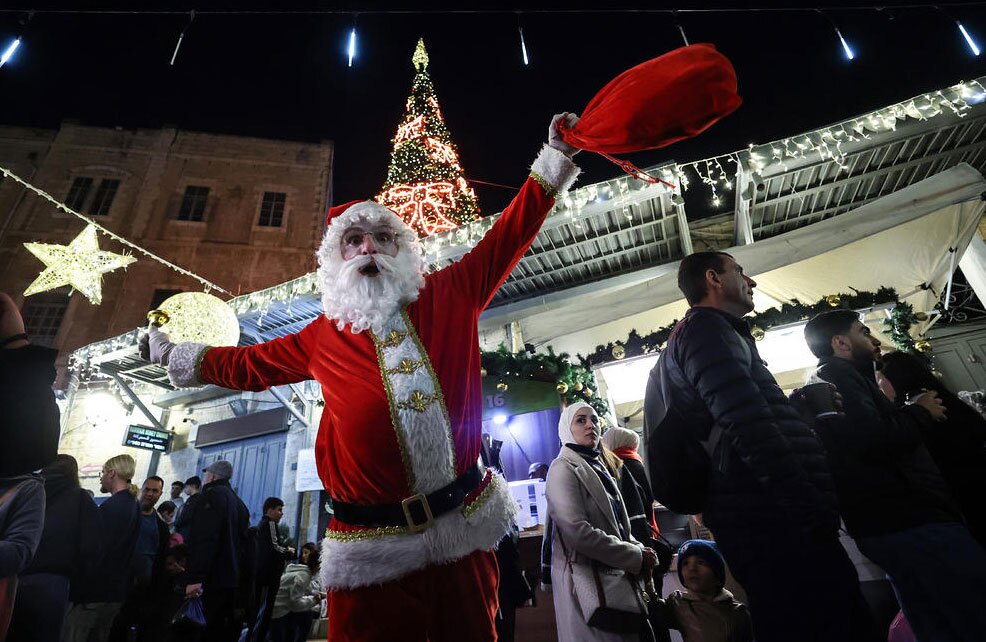 دیدنی های امروز؛ از بازارهای کریسمس تا اعتراضات رانندگان اروپا یک بابانوئل در بازار کریسمس