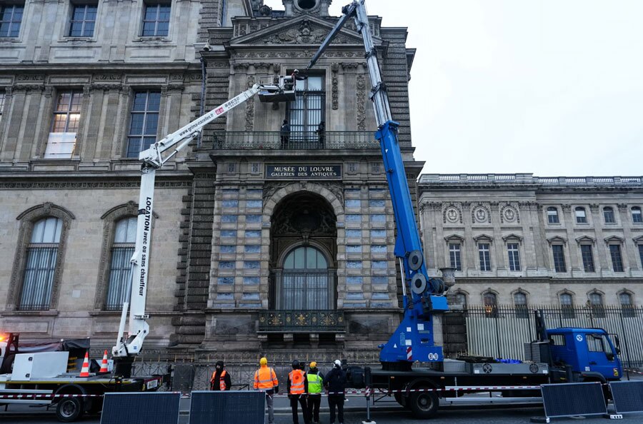 نصب نرده حفاظتی روی پنجره ای در ساختمان موزه لوور