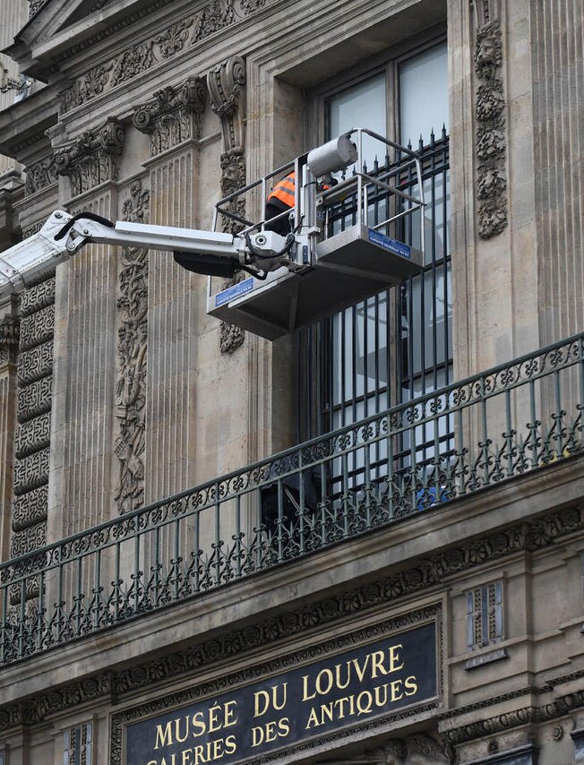 نصب نرده حفاظتی روی پنجره ای در ساختمان موزه لوور