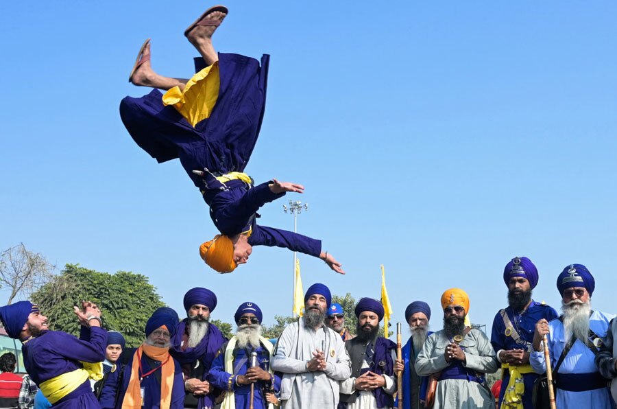 یک جوان "سیک" در حال اجرای یک نوع هنر رزمی باستانی به نام "گاتکا"