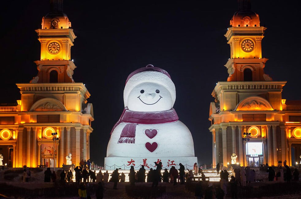 آدم برفی 19 متری در چین