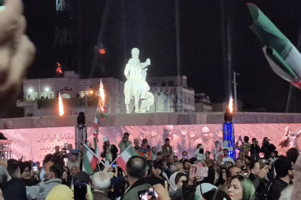 سرنوشت عجیب نماد ایستادگی ملت ایران/ از میدان انقلاب تا پارکینگ شهرداری / عکس نماد ایستادگی ملت ایران