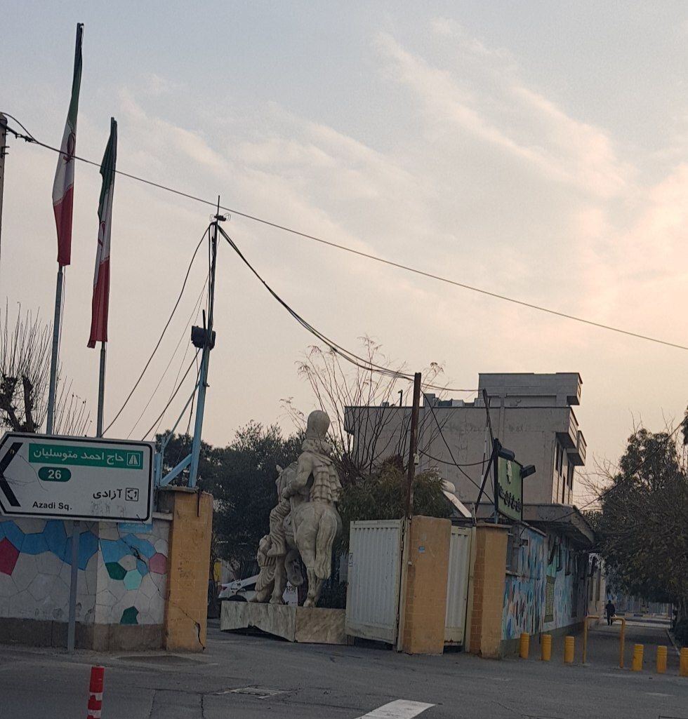 سرنوشت عجیب نماد ایستادگی ملت ایران/ از میدان انقلاب تا پارکینگ شهرداری / عکس نماد ایستادگی ملت ایران