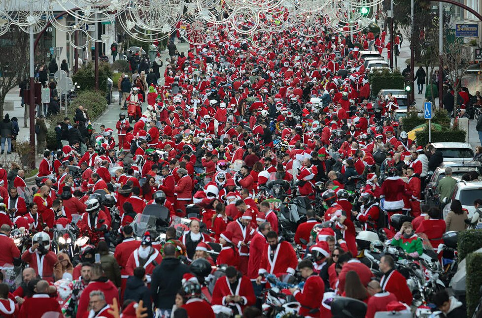 مسابقه موتور سواری با لباس نوئل