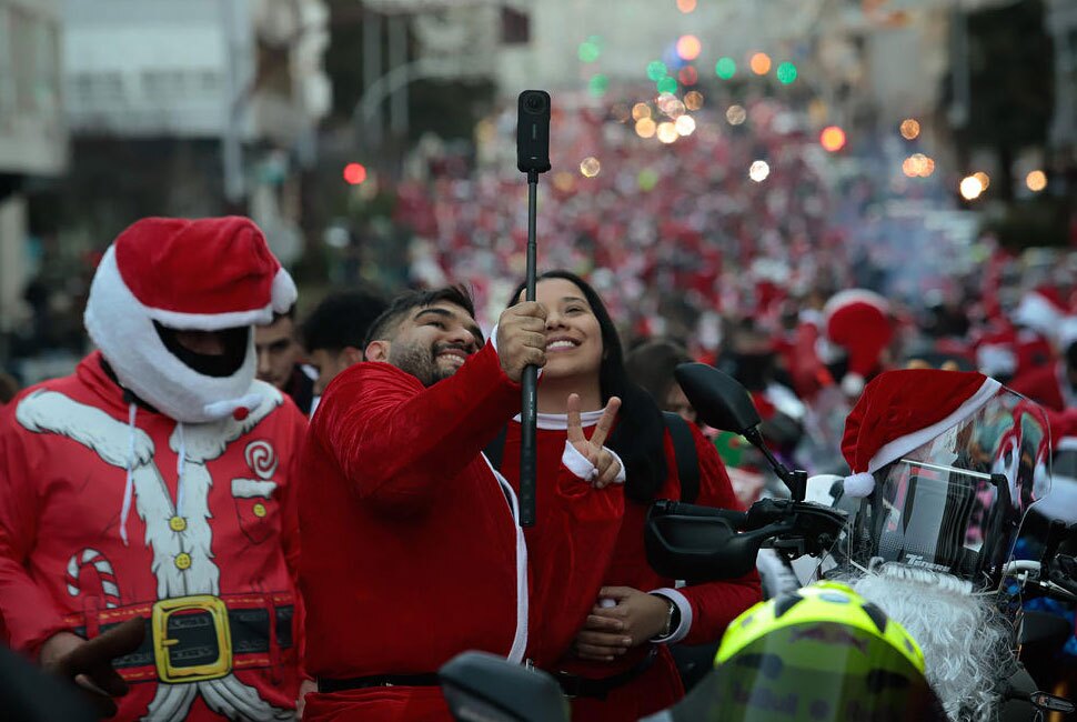 مسابقه موتور سواری با لباس نوئل