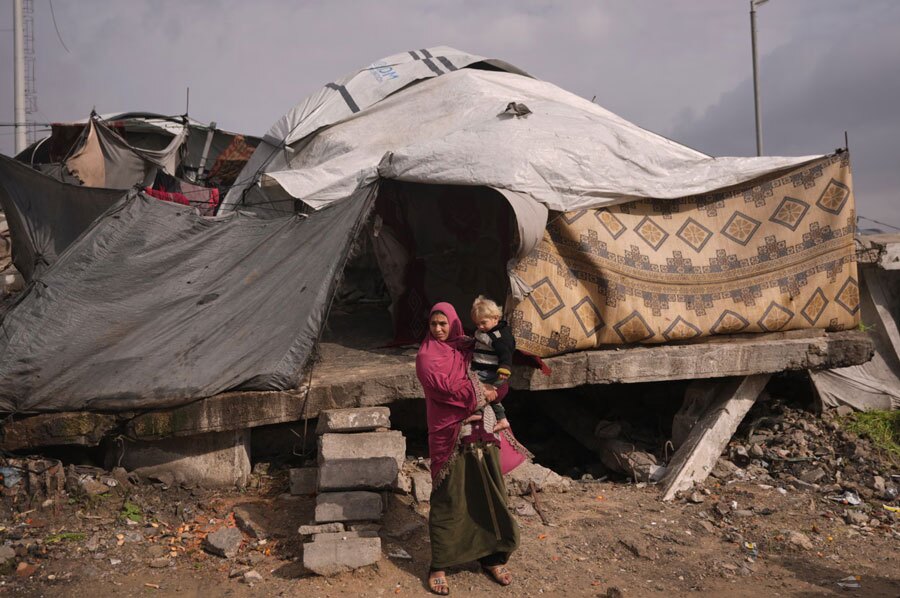 دیدنی های امروز؛ از دیدار ترامپ و نتانیاهو تا تصاویر برگزیده سال 2025 چادر اسکان آوارگان جنگی در نوار غزه