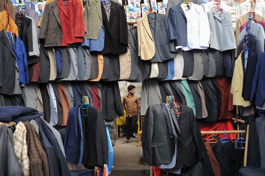 دیدنی های امروز؛ از دیدار ترامپ و نتانیاهو تا تصاویر برگزیده سال 2025 مغازه فروش لباس دست دوم در بنگلادش