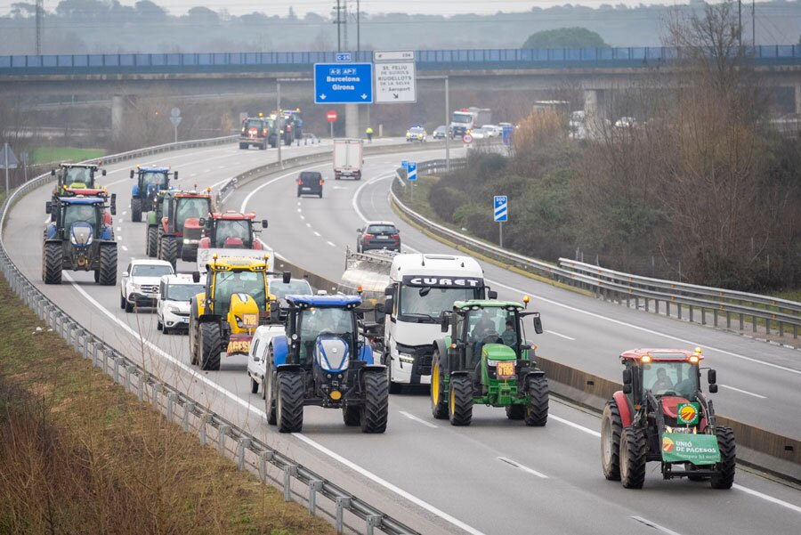 دیدنی های امروز؛ از دیدار ترامپ و نتانیاهو تا تصاویر برگزیده سال 2025 بستن بزرگراه از سوی کشاورزان معترض در اسپانیا