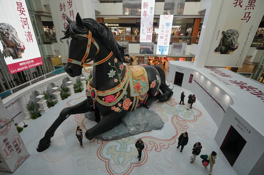 دیدنی های امروز؛ از دیدار ترامپ و نتانیاهو تا تصاویر برگزیده سال 2025 نصب نماد سال جدید چینی